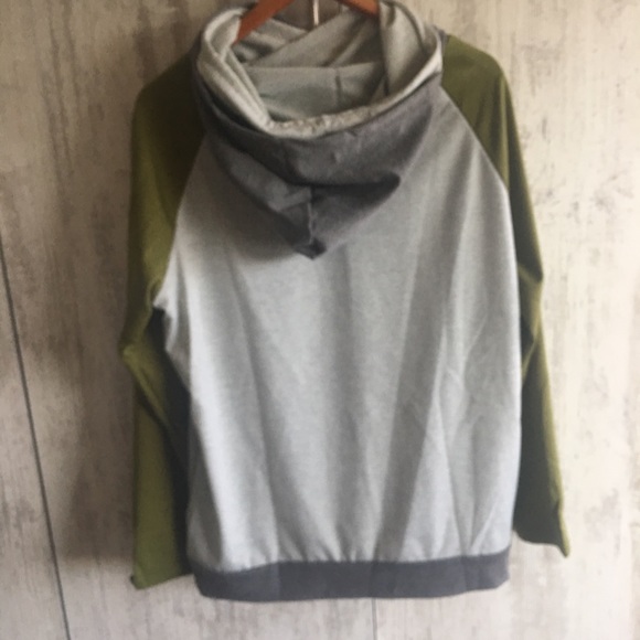 Hoodie Top With pockets - Picture 4 of 6